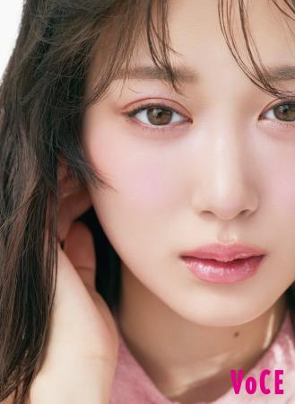 山下美月、春リップで3変化!VOCE5月号巻頭メイクで魅 山下美月、春リップで3変化!VOCE5月号巻頭メイクで魅