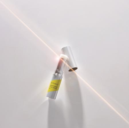 薬用美白美容液を、直塗り。狙いを定めて、美白“一極 薬用美白美容液を、直塗り。狙いを定めて、美白“一極