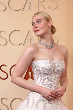 【カルティエ】エル・ファニングとゾーイ・サルダナが