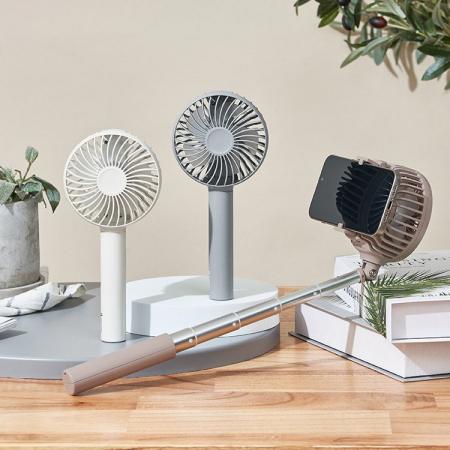 夏の旅行のマストアイテム！自撮りや真上・あおり写真