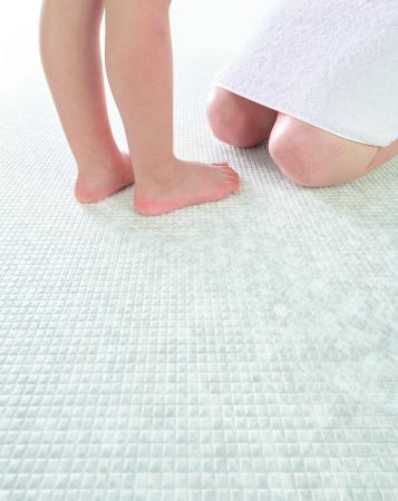 浴室床「お掃除ラクラクほっカラリ床」などの 親水性 浴室床「お掃除ラクラクほっカラリ床」などの 親水性