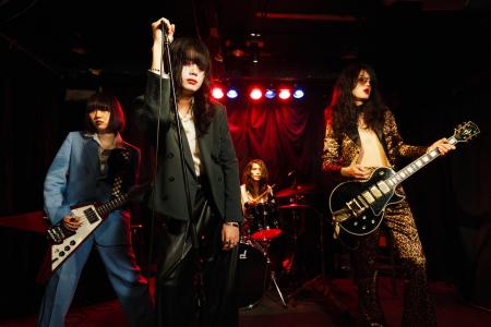 暴動クラブからベースの城戸”ROSIE”ヒナコが脱退。現