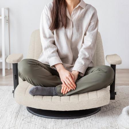 あぐらもゆったり座れる幅広座面と3Dアームレストを搭