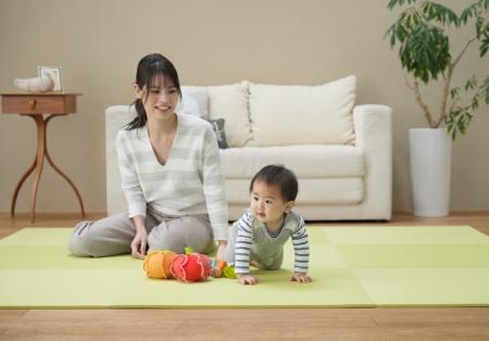 国が動く“子どもロコモ” 床育児で子どもの成長を支え