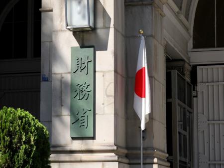 輸出は持ち直し継続か。円安160円迫るなか、輸入負...