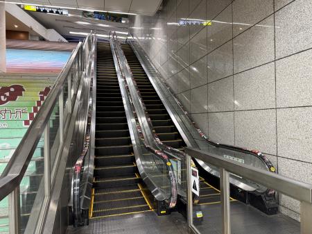 エスカレーター手すりにアニメIPが出現！？