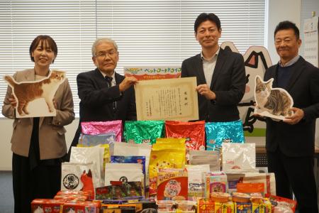 寄贈量は昨年の約3倍「ファミリ～にゃ～ト ペットフー