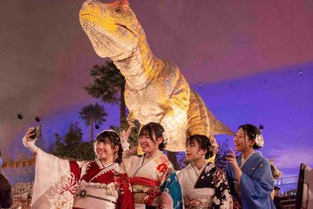 恐竜の前で晴れ着姿　「20歳のつどい」を福井県立恐竜