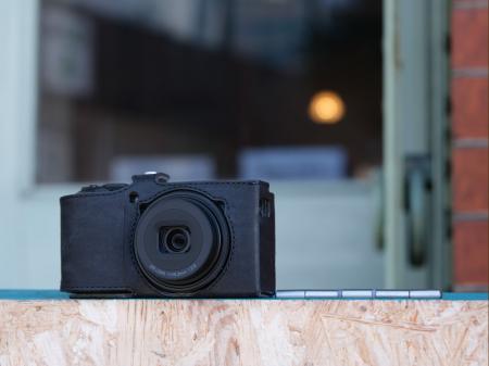 一枚革でカメラを折り紙のように包み込む、ULYSSES『G