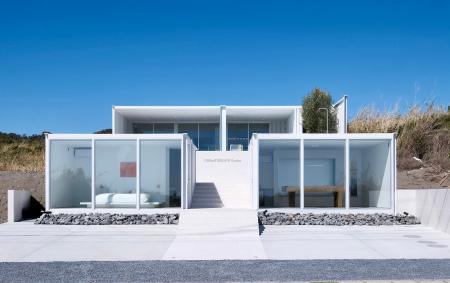 【南房総・白浜】水平線と溶け合う“白のサンクチュア