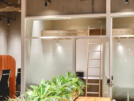 「持たないオフィス」へのシフト。ロフト付個室オフィ