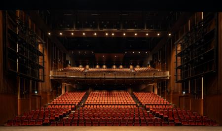 東京駅前に約800席の段床式劇場やカンファレンスホー