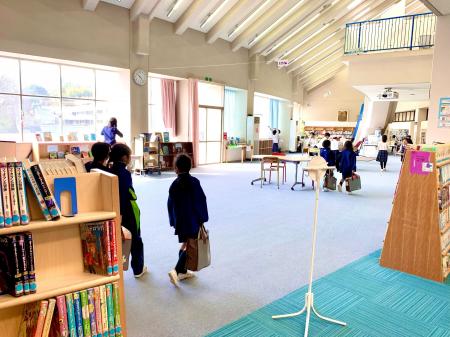 令和の学校図書館事情！ 小学生が自然と毎日「本」と