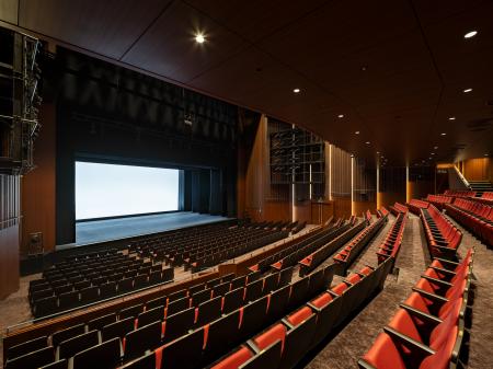 東京駅前に約800席の段床式劇場やカンファレンスホー