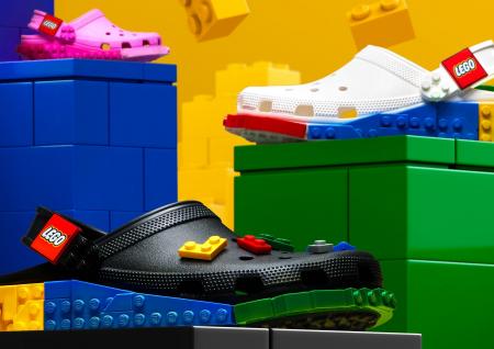 クロックス、レゴグループとのコラボレーションアイテ