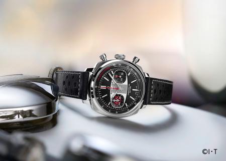 ブライトリング、仮面ライダー55周年を祝すレーシング