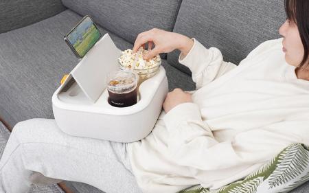 「動きたくない」を、膝上で叶える。スマホスタンド＆