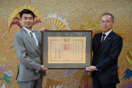 MIXI、紺綬褒章を受章