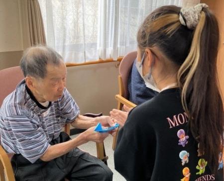 小学生が「認知症」を学び、自ら考えたレクリエーショ 小学生が「認知症」を学び、自ら考えたレクリエーショ