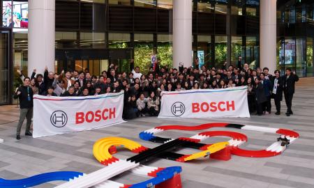 入社式は「式典」から「共創」へ!新入社員がチームで 入社式は「式典」から「共創」へ!新入社員がチームで