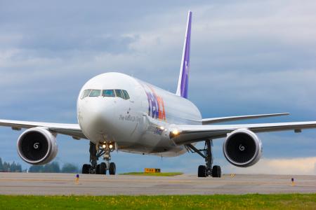 フェデックス、日本郵便との協業を拡大し、越境EC市場