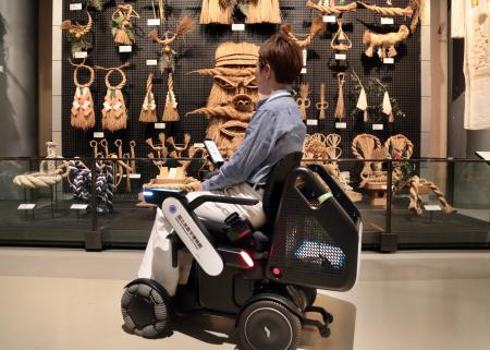 国立民族学博物館の全館で、WHILL自動運転モビリティ 国立民族学博物館の全館で、WHILL自動運転モビリティ