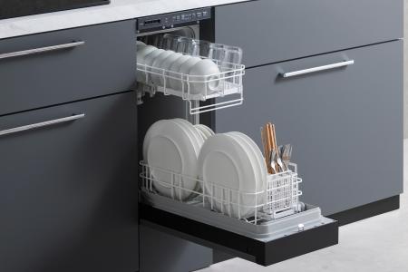 業界最小幅30cmで約6人分の大容量(※1,2,3)当社初の 業界最小幅30cmで約6人分の大容量(※1,2,3)当社初の