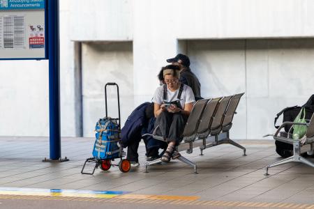 飯川雄大「デコレータークラブ: 重いバッグの中身」を 飯川雄大「デコレータークラブ: 重いバッグの中身」を