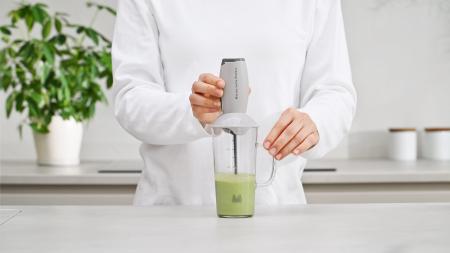 「抹茶は難しい」を、電動でシンプルに変える。自宅で