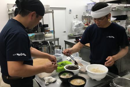 15年ぶり復活!社長自ら「ラーメン」を調理し新入社員 15年ぶり復活!社長自ら「ラーメン」を調理し新入社員