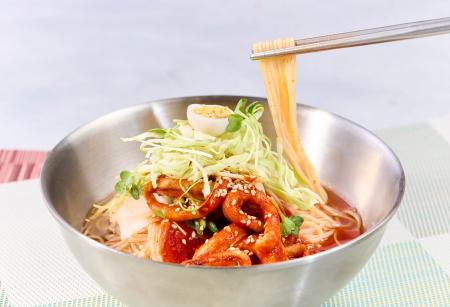 【新メニュー】甘酸っぱさとほどよい辛さの「赤水冷麺 【新メニュー】甘酸っぱさとほどよい辛さの「赤水冷麺