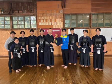 当社剣道部がウクライナ剣道連盟へ剣道具・剣道着を寄 当社剣道部がウクライナ剣道連盟へ剣道具・剣道着を寄