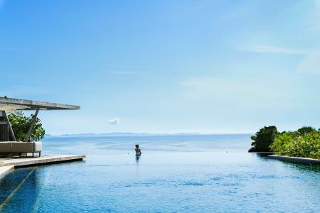 【星のや沖縄】海へ漕ぎ出し、月夜のプールにたゆたう