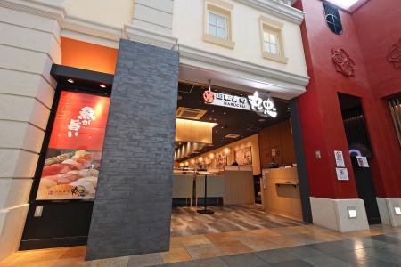空港内店舗で「マグロの解体ショー」開催！「回転寿司
