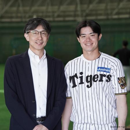 SWANS×阪神 中野拓夢選手とサングラス・用品契約を締