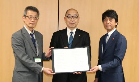 フォーバルと熊本市が立地協定を締結 フォーバルと熊本市が立地協定を締結