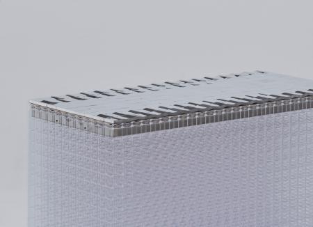 固体が、液体に見える − SOLID AS LIQUID − 　サイン