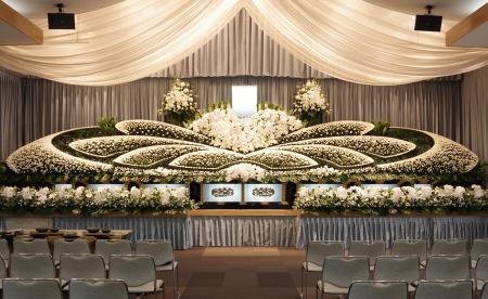 人手不足が続く葬祭業界で変化　花祭壇の技術職utf-8