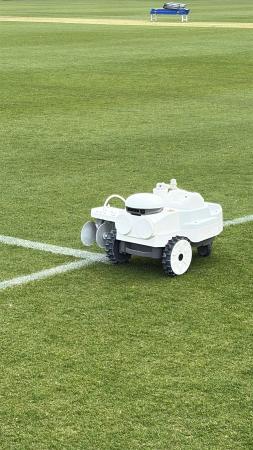 【白線引きはロボットがやる時代へ】人手不足を解消す 【白線引きはロボットがやる時代へ】人手不足を解消す