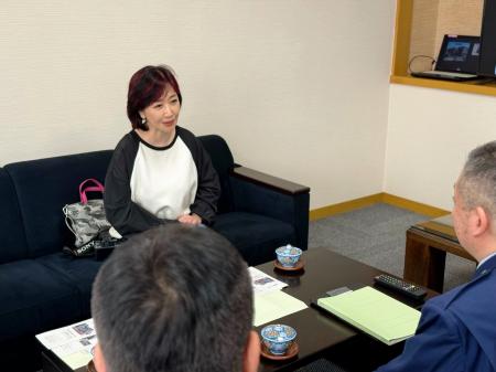 アンバサダーの伍代夏子氏が保護犬育成プログラムが実