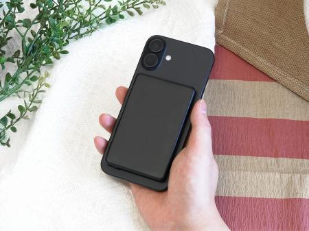 スマートフォンにピタッと装着、マグネット式ワイヤレ