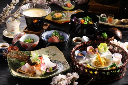 【奥湯河原温泉 海石榴つばき】雪解けて 春山芽吹く 