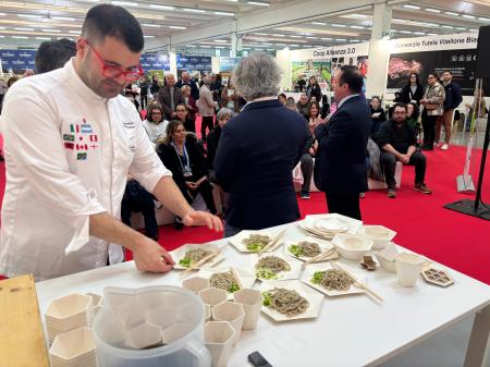 日本を感じる紙の器「asanoha(R)」、海を渡りイタリア 日本を感じる紙の器「asanoha(R)」、海を渡りイタリア