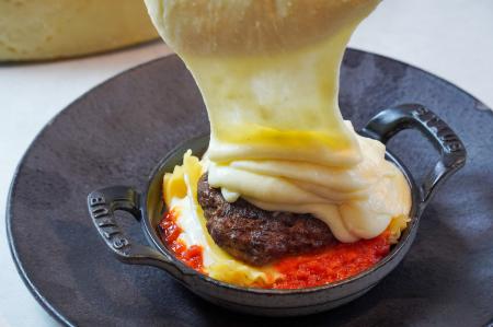 炎のチーズ演出×和牛ハンバーグ。伸びるチーズマッシ