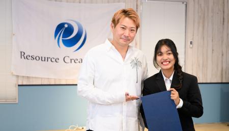 外国籍新入社員の家族へ、入社式をリアルタイム配信