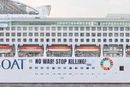 戦争反対の巨大バナー（30m×5m）を掲げてピースボート