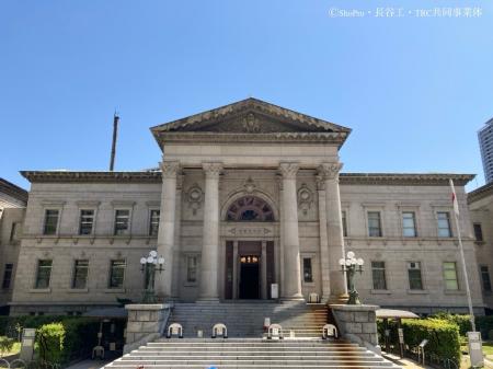 重要文化財「大阪府立中之島図書館」に、外はカリッと