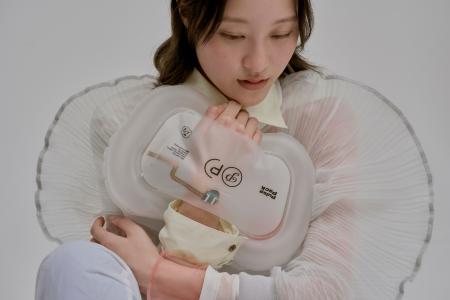 自身の心拍に触れるウェアラブルバッグ「Pulse Pack」