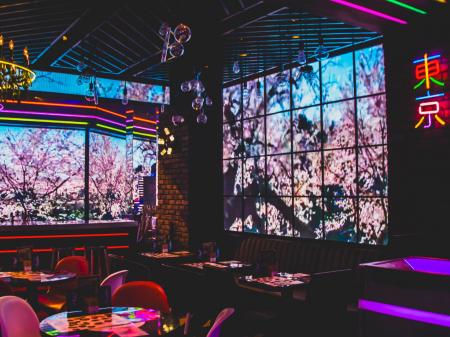 新宿・歌舞伎町「KUJIRA」、LEDビジョンで桜を楽utf-8