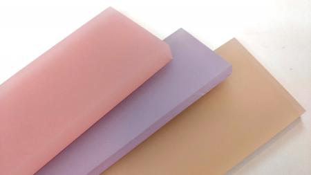 新百合丘オーパ、お客さまの「愛用コスメ」を館内装飾